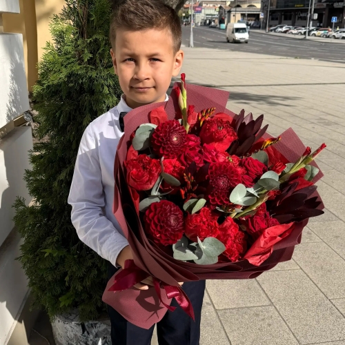 Букет с георгинами, розами и леукадендроном в Волоколамске