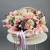 Композиция в корзине "Диодора" из французских роз Квиксенд, диантусов и кустовых пионовидных роз Бомбастик в Волоколамске