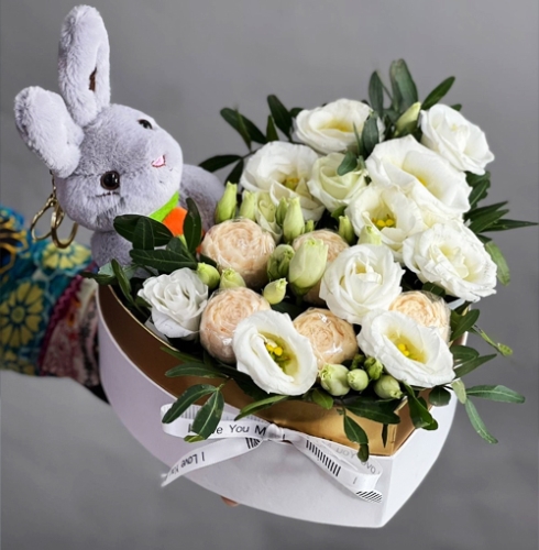 Композиция в коробке сердца из шоколадных пионов и эустом в Волоколамске